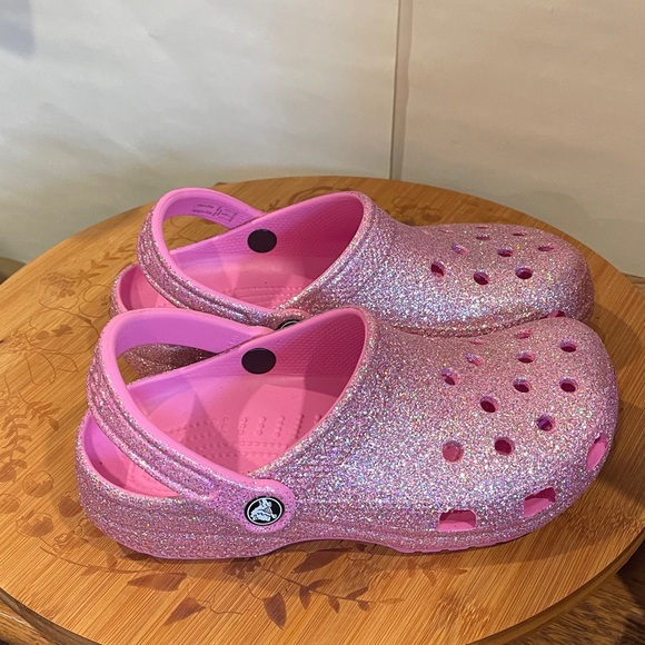 CROCS Glittery Pink Sandals Women’s size 7 NWOT - Picture 1 of 7